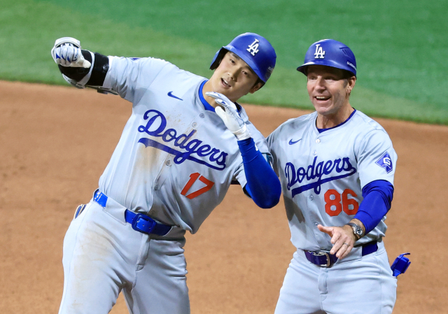 20일 오후 서울 고척스카이돔에서 미국프로야구(MLB) 공식 개막전 LA다저스 대 샌디에이고 파드리스 1차전 경기. 8회초 1사 1,2루 때 LA 다저스 오타니 쇼헤이가 1타점 적시타를 친 후 기뻐하고 있다. 연합뉴스