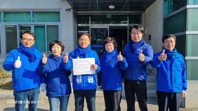김현권 4·10 총선 후보(구미을·더불어민주당)가 21일 구미시을 지역구 더불어민주당 후보로 등록하고 본격적인 선거 레이스에 돌입했다. 김현권 후보 제공