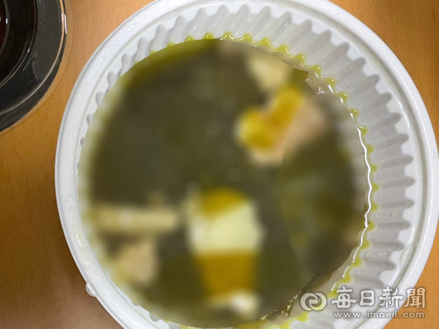 영천 A여고에 납품된 도시락 급식. 비계가 둥둥든 미역국 모습. 독자 제공