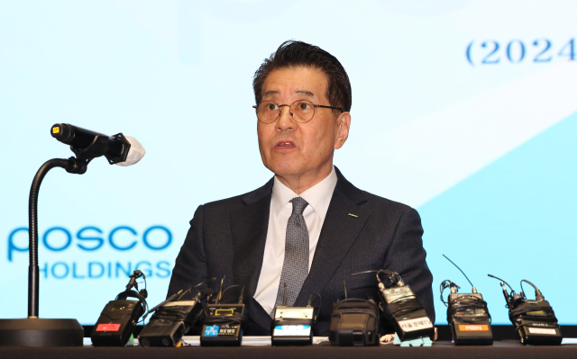 장인화 포스코그룹 대표이사 회장이 21일 오전 서울 강남구 포스코센터에서 열린 제56기 포스코홀딩스 정기 주주총회를 마친 뒤 이어진 기자간담회에 참석해 인사말 하고 있다. 연합뉴스