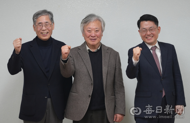 4·10 총선 대구 중구남구 선거구에 무소속으로 출마하는 도태우(맨 오른쪽부터) 후보가 이문열(가운데) 소설가, 신평 변호사와 함께 파이팅을 외치고 있다. 안성완 기자 asw0727@imaeil.com