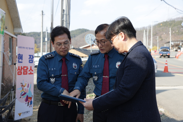 김철문 경북경찰청장(사진 왼쪽 첫번째)은 21일 의성군 사곡면 산수유 축제장을 찾아 현장 안전 및 교통관리 상황을 점검했다. 경북경찰청 제공.