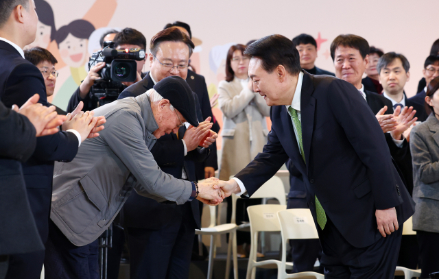 윤석열 대통령이 21일 강원 원주시 건강보험심사평가원에서 