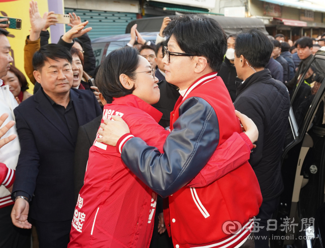 국민의힘 한동훈 총괄선대위원장이 21일 경산 공설시장을 찾아 4·10 총선 조지연 경산시 후보와 인사를 나누고 있다. 안성완 기자 asw0727@imaeil.com