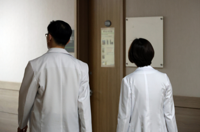 기사와 관련 없는 자료사진. 한 의과대학 교수·전문의들. 연합뉴스