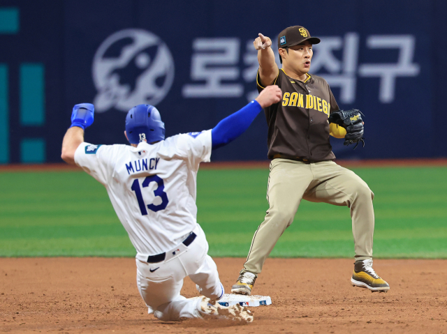 21일 서울 구로구 고척스카이돔에서 열린 2024 미국 메이저리그(MLB) 월드투어 서울 시리즈 공식 개막전 샌디에이고 파드리스와 LA 다저스의 2차전 경기에서 샌디에이고 유격수 김하성이 3회말 무사 1,2루에서 다저스 에르난데스의 2루수 앞 땅볼 때 2루수 잰더 보가츠에게 1루로 송구하라는 손짓을 하고 있다. 연합뉴스