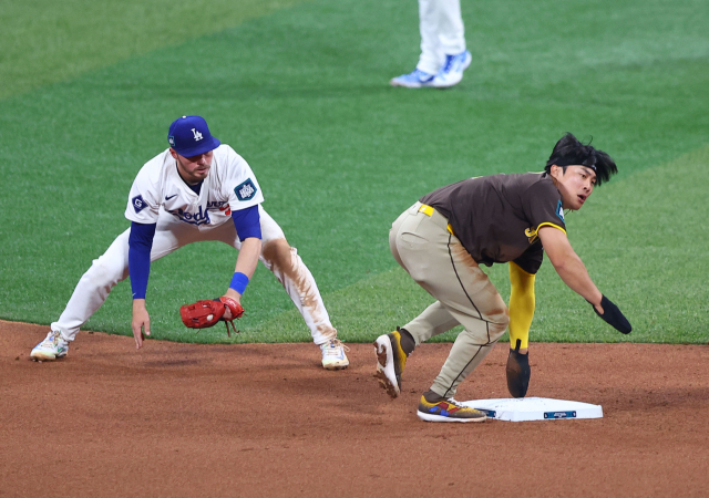 21일 서울 구로구 고척스카이돔에서 열린 2024 미국 메이저리그(MLB) 월드투어 서울시리즈 공식 개막전 샌디에이고 파드리스와 LA 다저스의 2차전 경기. 4회초 1사 1루 상황에서 파드리스 1루 주자 김하성이 도루에 성공하고 있다. 연합뉴스