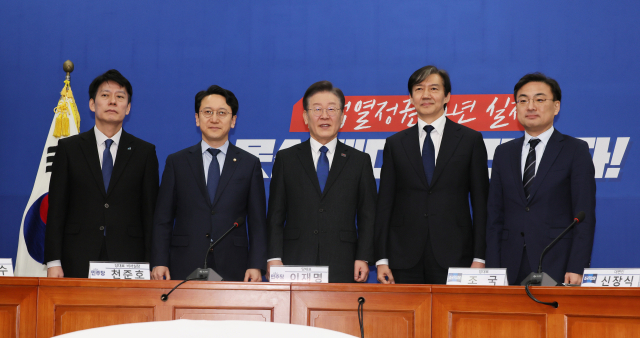 더불어민주당 이재명 대표가 5일 국회에서 취임인사차 예방한 조국혁신당 조국 대표와 함께 포즈를 취하고 있다. 왼쪽부터 더불어민주당 한민수 대변인, 천준호 대표 비서실장, 이 대표, 조국혁신당 조 대표, 신장식 대변인. 연합뉴스