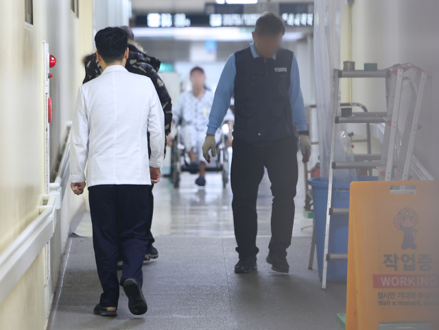 연일 계속되는 의료공백을 메우기 위해 군의관과 공중보건의까지 의료 현장에 투입된 가운데 12일 서울 시내의 한 병원에서 의료인이 이동하고 있다. 연합뉴스
