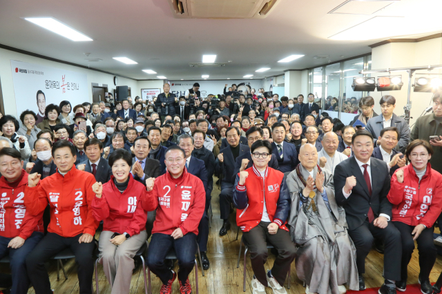 21일 윤재옥 국민의힘 원내대표의 대구 달서구을 선거사무소 개소식에는 한동훈 국민의힘 비상대책위원장 등 주요 인사들이 대거 참석했다. 원내대표 측 제공