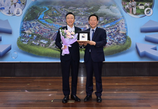 봉화군 홍보대사로 위촉 된 배우 이성민 씨가 기념 사진을 촬영했다. 봉화군 제공