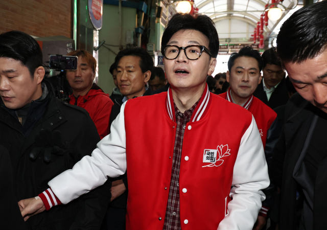 국민의힘 한동훈 비상대책위원장이 22일 장동혁 후보와 충남 보령 중앙시장에서 시민들에게 인사하고 있다. 연합뉴스