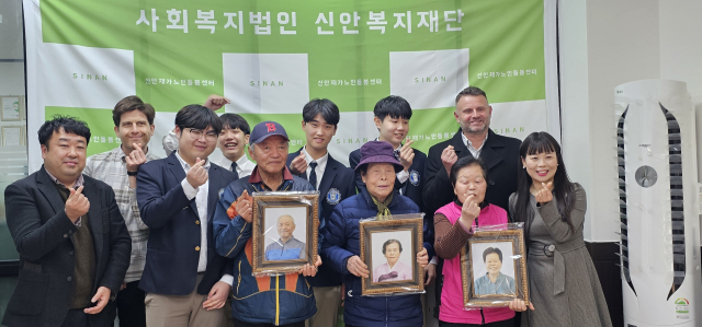 대구국제학교 사진동아리 학생들이 최근 대구 동구 신안재가노인돌봄센터에서 어르신 장수사진 촬영 및 전달식을 했다. 센터 측 제공