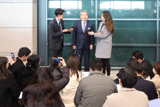 해병대 채모 상병 순직 사건 외압 의혹으로 수사받는 이종섭 주호주 대사가 21일 인천 영종도 인천국제공항 제1터미널을 통해 귀국해 취재진 질문에 답하고 있다. 연합뉴스