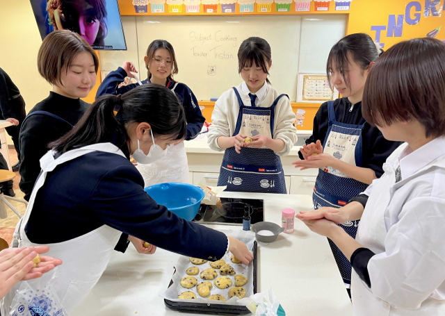 일본인 대학생들이 대구경북영어마을에서 요리영어 체험학습에 참여하고 있다.