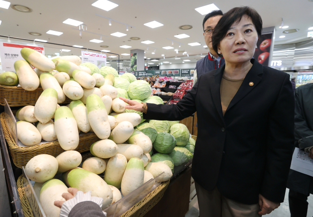 송미령 농림축산식품부 장관이 21일 오후 롯데마트 서울역점에서 할인 판매하는 채소를 살펴보고 있다. 연합뉴스