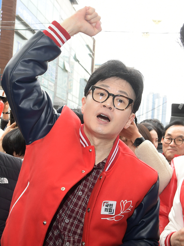 국민의힘 한동훈 비상대책위원장이 22일 충남 당진 전통시장에서 시민들에게 인사하고 있다. 연합뉴스