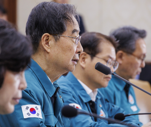 정부가 의과대학 정원 2천명 확대를 발표한 뒤에도 전공의를 중심으로 한 의사들의 반발이 계속되고 있는 22일 오전 한덕수 국무총리가 서울 종로구 정부서울청사에서 열린 의사 집단행동 대응 중앙재난안전대책본부 회의에 참석해 정부의 대책에 대해 설명하고 있다. 연합뉴스
