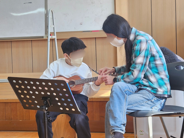 지난 20일 대구 군위군에 있는 의흥초 석산분교장의 유일한 학생 김하준(가명·11) 군이 방과 후 수업으로 기타 연주를 배우고 있다. 윤정훈 기자
