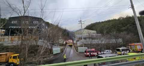 경남 합천 비철금속 공장 화재…건물과 주변 야산 일부 태우고 진화돼