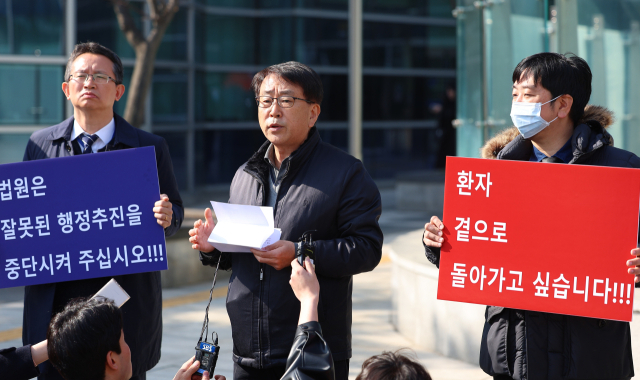 전공의·학생·수험생들의 의대 증원 집행정지 신청 심문기일인 22일 오전 서울 서초구 서울행정법원 앞에서 충북대 의대교수협의회 회장 최중국 교수가 의대증원의 현실적 어려움을 토로하고 있다. 연합뉴스