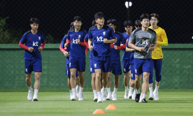 23일 태국 방콕 윈드밀 풋볼클럽에서 태국과 2026 북중미 월드컵 아시아 지역 2차 예선 C조 4차전 경기를 앞둔 한국 축구대표팀의 손흥민과 선수들이 회복훈련을 하고 있다. 연합뉴스