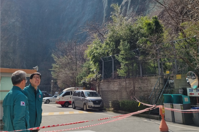 박형준 부산시장(오른쪽)이 지난 13일 부산 사하구 낙석사고 현장을 찾아 현장점검을 하고 있다. [사진=부산시]