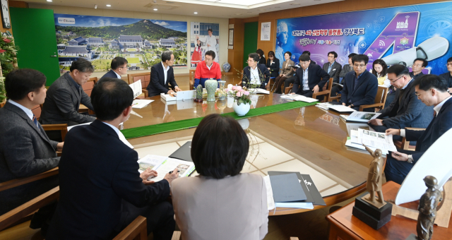 박남서 영주시장과 시청 직원들이 이철우 경북 도지사를 만나 숙원사업을 건의하고 있다. 영주시 제공
