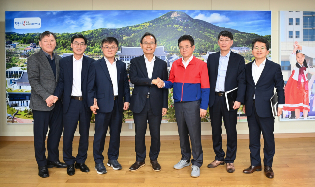 경북도청을 방문한 박남서 영주시장이 이철우 경북도지사와 만나 기념사진을 촬영했다. 영주시 제공