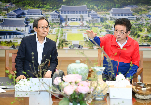 박남서 영주시장이 이철우 경북도지사와 지역 현안사업을 논의하고 있다. 영주시 제공