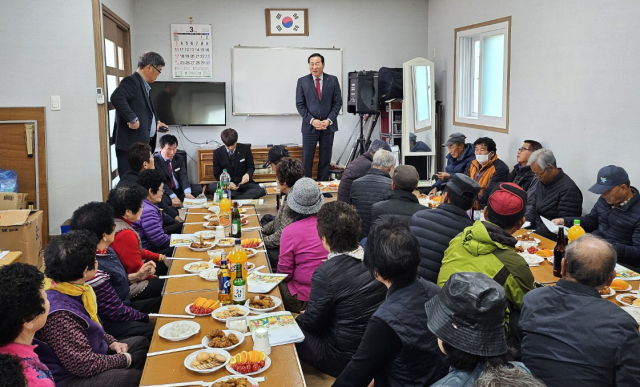 백진욱 고아농협 조합장이 지난 18일 고아읍 영농회를 방문해 좌담회를 열고 있다. 고아농협 제공