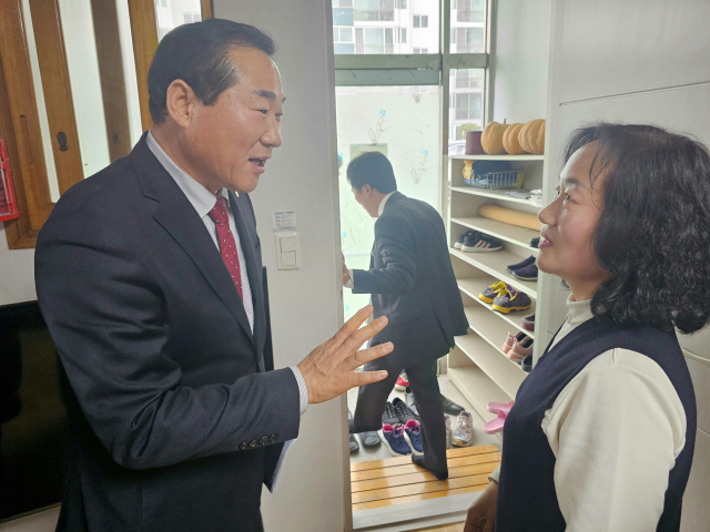 백진욱(왼쪽) 고아농협 조합장이 구미 고아읍 럭키아파트 경로당에서 열린 좌담회에서 한 조합원과 대화를 하고 있다. 고아농협 제공