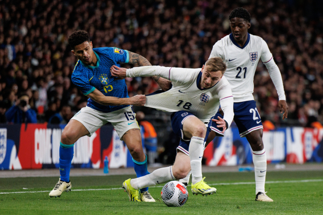 잉글랜드의 재러드 보웬(18번)이 24일 영국 런던의 웸블리 스타디움에서 열린 평가전에 출전해 브라질의 주앙 고메스와 공을 확보하기 위한 몸싸움을 벌이고 있다. 연합뉴스