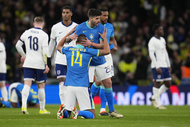 브라질 선수들이 24일 영국 런던의 웸블리 스타디움에서 열린 잉글랜드와의 평가전에 출전해 1대0으로 승리를 확정한 뒤 기쁨을 나누고 있다. 연합뉴스