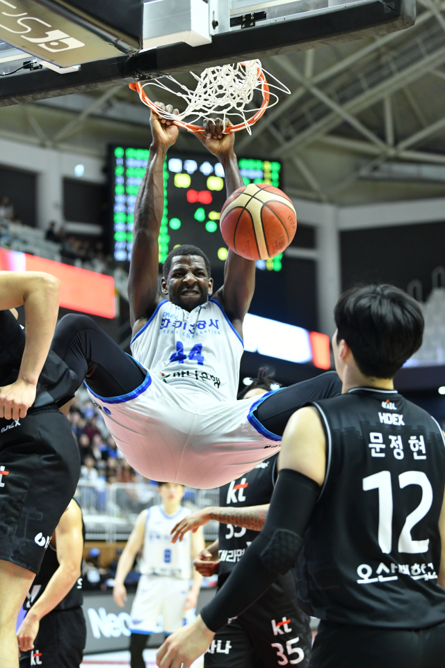 대구 한국가스공사 페가수스의 앤드류 니콜슨이 23일 수원 KT 아레나에서 열린 2023-2024 KBL 수원 KT 소닉붐과의 경기에 출전해 덩크를 터뜨리고 있다. KBL 제공