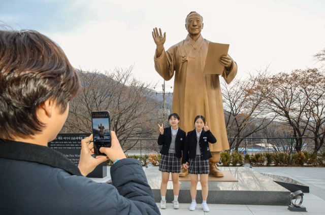 경북 칠곡군 다부동전적기념관에 세워진 이승만 대통령 동상을 찾는 관람객들이 늘고 있다. 칠곡군 제공