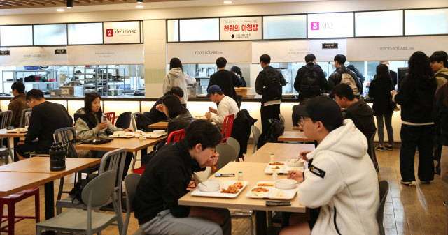 대구가톨릭대 학생들이 천원의 아침밥을 먹고 있다. 대구가톨릭대 제공