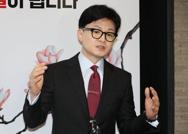 국민의힘 한동훈 비상대책위원장 겸 총괄 선거대책위원장이 24일 서울 여의도 중앙당사로 출근하며 취재진 질문에 답하고 있다. 연합뉴스