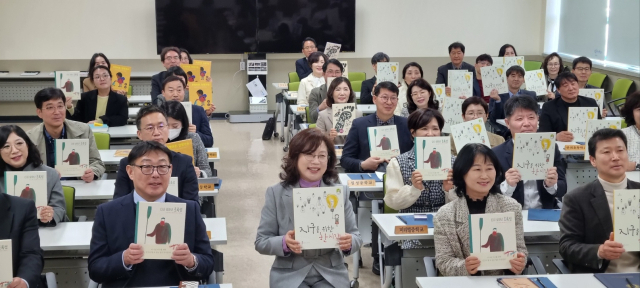22일 지구를 살리는 릴레이 행사 어스아워에 동참을 다짐하고 있는 밀양교육지원청. 밀양교육지원청 제공