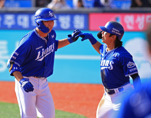 삼성 라이온즈의 김영웅이 24일 수원에서 열린 KBO 2024시즌 KT 위즈와의 경기 7회초 승부에 쐐기를 박는 2점 홈런을 치고 홈으로 들어오자 동료 김성윤이 반겨주고 있다. 삼성 제공