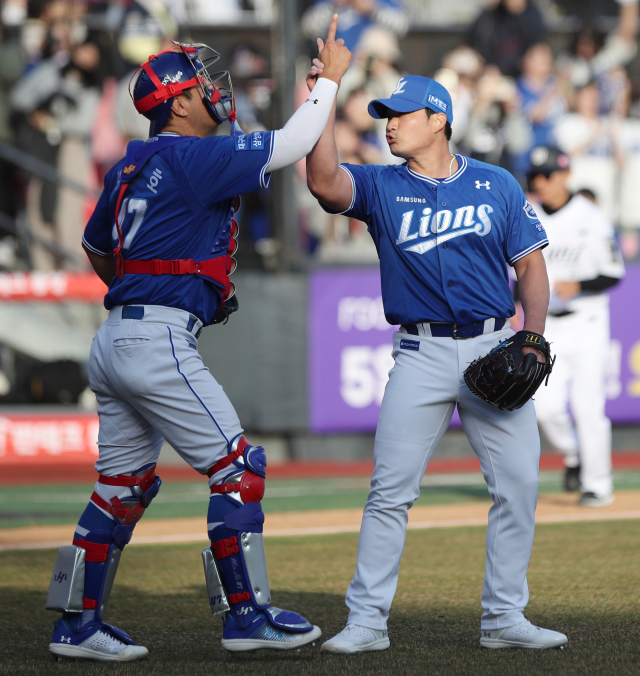 삼성 라이온즈의 마무리 투수 오승환이 23일 수원에서 열린 KBO 2024시즌 KT 위즈와의 개막전에 등판해 경기를 마무리한 뒤 포수 강민호와 기쁨을 나누고 있다. 삼성 제공