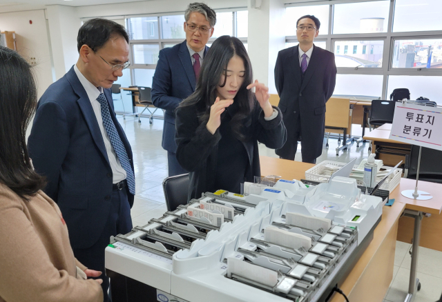 곽병수 경상북도선거관리위원회 위원장은 지난 22일 경산시 선거관리위원회를 방문해 제22대 국회의원 선거과 관련한 주요 현안 사무를 점검했다. 경북도선관위 제공