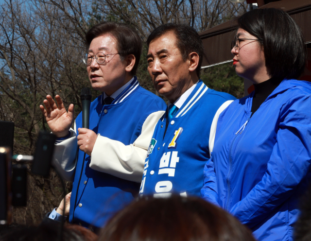 더불어민주당 이재명 대표가 23일 경기 포천시 소흘읍에서 열린 포천 현장 기자회견에서 발언하고 있다. 왼쪽부터 이 대표,박윤국(경기 포천가평) 후보, 더불어민주연합 용혜인 의원. 연합뉴스