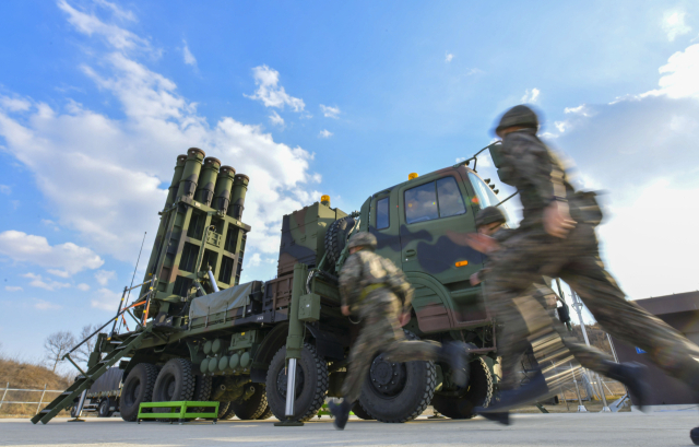 지난 19일 경북 북부지역에 배치된 공군의 중거리 지대공유도무기 '천궁-Ⅱ' 포대 장병들이 발사대 작동 절차를 훈련하기 위해 뛰어가고 있다. 공군 제공