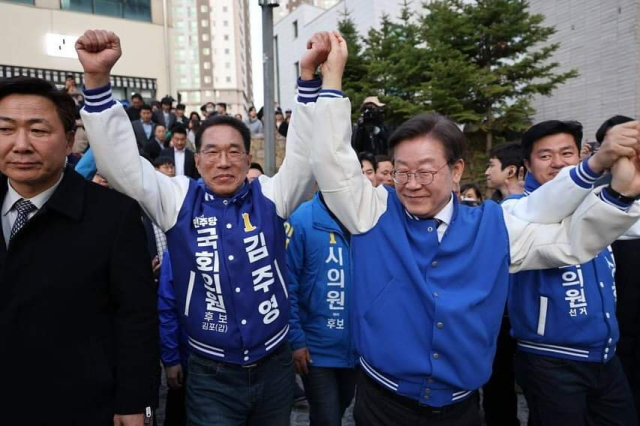 이재명 더불어민주당 대표가 23일 경기도 김포시를 찾아 김포갑 김주영 후보 지지를 호소하고 있다. 김주영 의원실 제공