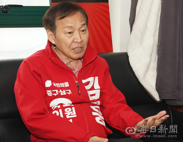 24일 대구 남구 관문시장에서 제22대 국회의원 선거 국민의힘 김기웅 후보가 매일신문과 인터뷰를 하고 있다. 안성완 기자 asw0727@imaeil.com