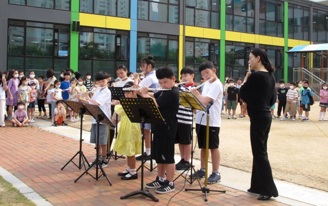 지난해 6월 13일 대구 성당초등학교 교문 앞 운동장에서 '등굣길 음악회'가 열렸다. 방과후학교 기타부 학생들이 직접 준비해 다양한 곡들을 연주했다. 대구시교육청 제공