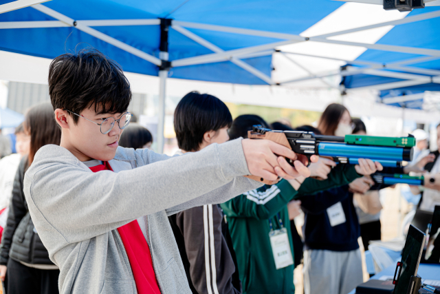 경북교육청 체육건강과에서 운영하는 행사에 참석한 한 학생이 공기권총경기 선수 체험을 진행하고 있다. 김영진 기자