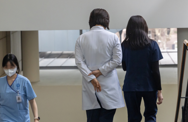 서울의 한 상급병원에서 의료진이 이동하고 있다. 연합뉴스