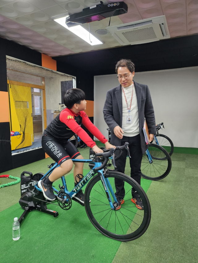 경북교육청 체육건강과 심준석 장학사가 학교운동부 운영 현황 파악을 위해 현장을 방문해 훈련 중인 학생선수와 대화 하고 있다. 경북교육청 제공